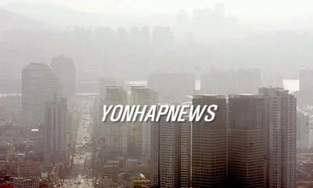 黄砂に覆われたソウル＝14日、ソウル（聯合）
