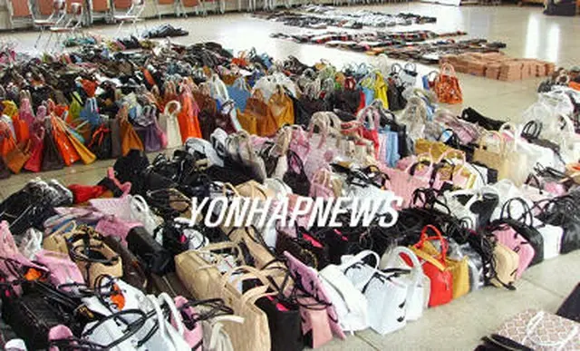 押収された偽ブランド品＝16日、ソウル（聯合）