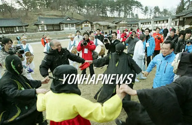 江陵では国家指定文化財の船橋荘を訪れ、仮面劇など体験イベントにも参加した＝16日、江陵（聯合）