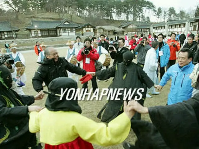 江陵では国家指定文化財の船橋荘を訪れ、仮面劇など体験イベントにも参加した＝16日、江陵（聯合）