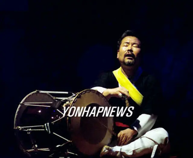 3月にデビュー50周年記念公演を行う金徳洙＝20日、ソウル（聯合）