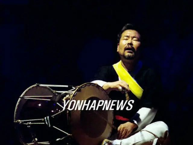 3月にデビュー50周年記念公演を行う金徳洙＝20日、ソウル（聯合）