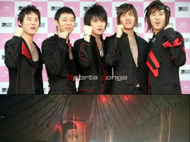 写真上＝東方神起、写真下＝コンサート時のPSY