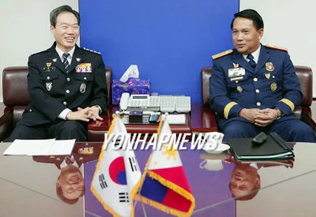 李宅淳庁長（左）とカルデロン長官＝5日、ソウル（聯合）