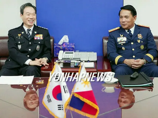 李宅淳庁長（左）とカルデロン長官＝5日、ソウル（聯合）