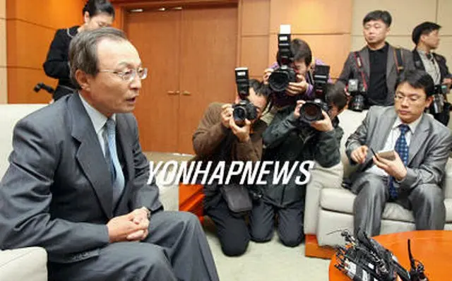 記者と懇談する李海チャン元首相＝7日、永宗島（聯合）
