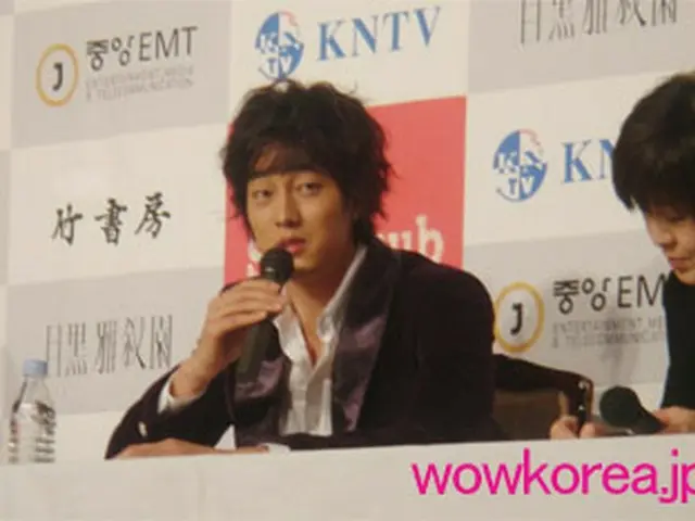 写真=軍入隊前、写真集発売PRで来日した際のソ・ジソブ