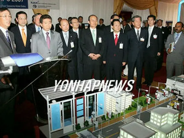 盧武鉉大統領の宿泊先のホテルでは、韓国の建設とITに関する展示会が開かれた＝28日、ドーハ（聯合）