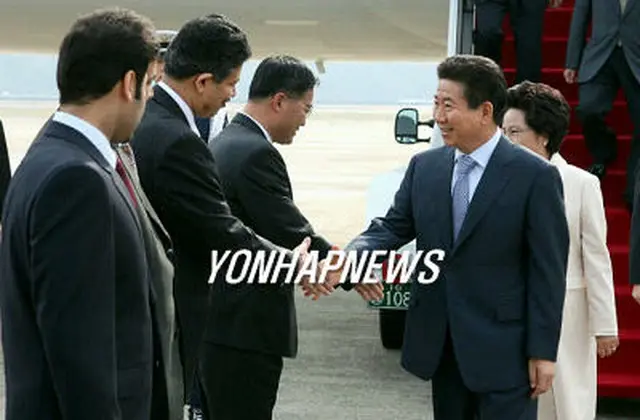 ソウル空港に到着し、歓迎を受ける盧武鉉大統領＝30日、城南（聯合）