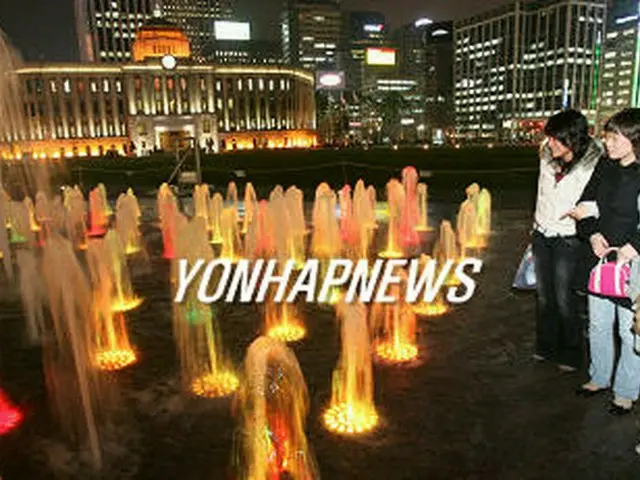 20日にテスト稼動されたソウル市庁舎前広場の噴水＝（聯合）