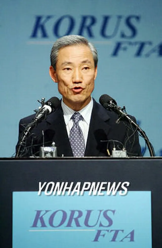 緊急会見を行う金宗フン（キム・ジョンフン）首席代表＝31日、ソウル（聯合）
