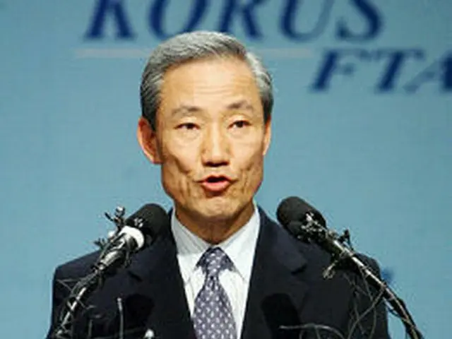 緊急会見を行う金宗フン（キム・ジョンフン）首席代表＝31日、ソウル（聯合）