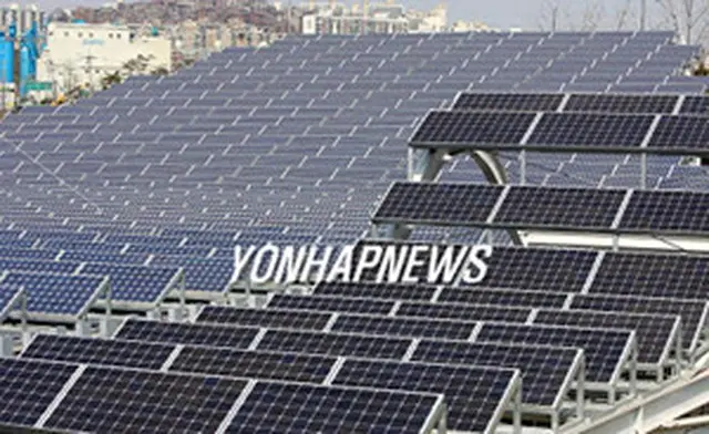 清渓川上流に漢江の水をくみ上げる施設の動力源となる清渓川維持用水用太陽熱発電施設＝2日、ソウル（聯合）