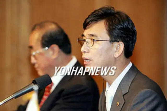 記者会見での柳時敏長官＝8日、ソウル（聯合）
