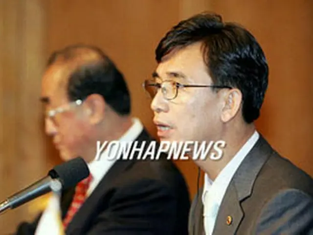 記者会見での柳時敏長官＝8日、ソウル（聯合）
