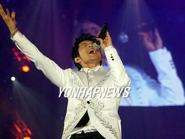 躍動感あふれるステージを披露したSE7EN＝7日、ソウル（聯合）