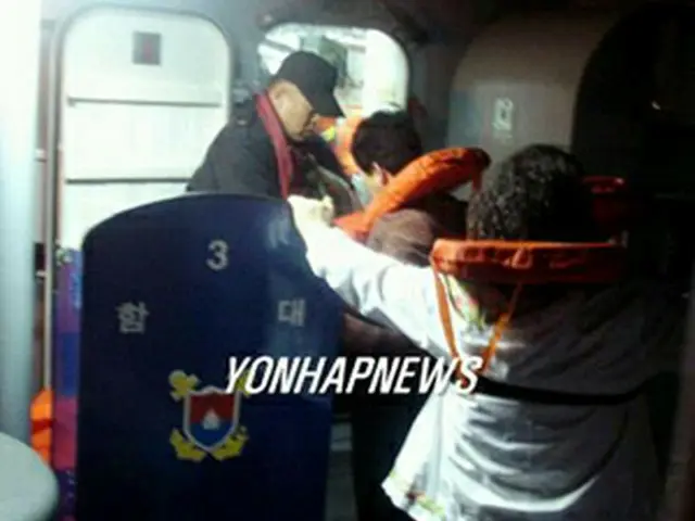 救助される乗客（海軍提供）＝12日、釜山（聯合）