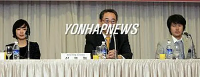 記者会見には広報大使を務める俳優のカム・ウソン、女優のチョン・ドヨンも出席した＝17日、ソウル（聯合）