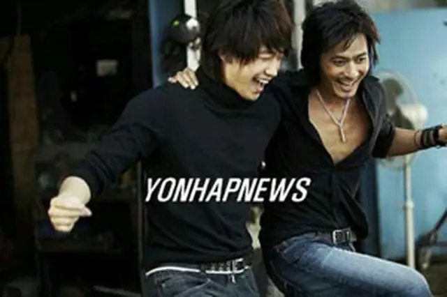 俳優部門1位のチャン・ドンゴンと歌手部門1位のRain＝（聯合）