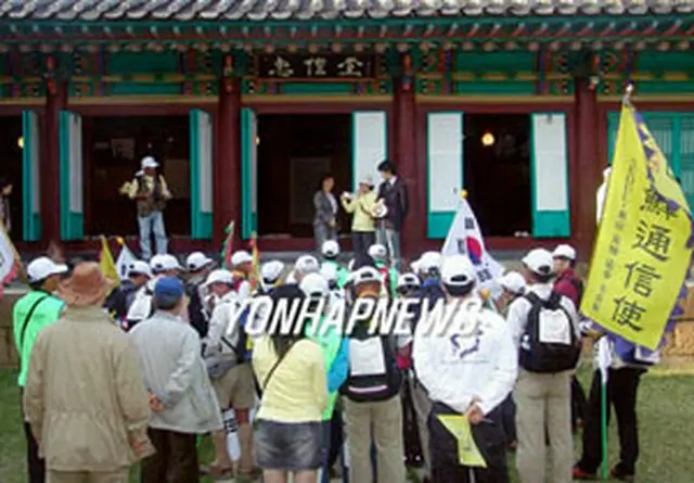 東莱府使の執務室だった東莱府東軒を見学する一行＝19日、釜山（聯合）