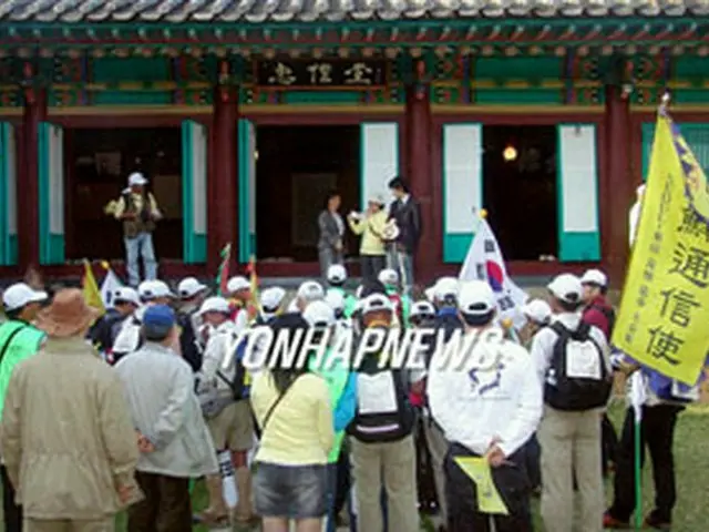 東莱府使の執務室だった東莱府東軒を見学する一行＝19日、釜山（聯合）