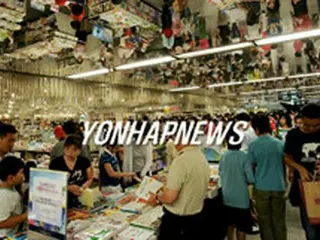 進む本離れ、書籍購入費は化粧品支出の半分以下