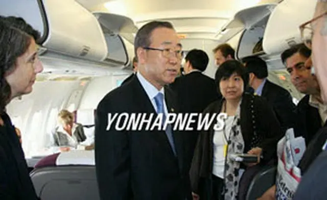 ジュネーブからカタールに向かう特別機内での潘基文国連事務総長＝（聯合）