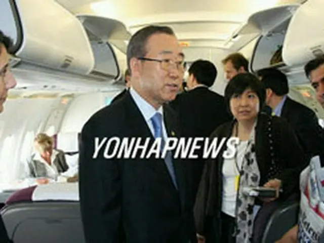 ジュネーブからカタールに向かう特別機内での潘基文国連事務総長＝（聯合）