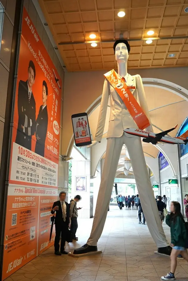 名鉄百貨店に巨大チェジュ航空CAが登場！名古屋駅のシンボル「ナナちゃん」人形がCAに変身！