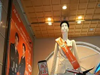 名鉄百貨店に巨大チェジュ航空CAが登場！名古屋駅のシンボル「ナナちゃん」人形がCAに変身！
