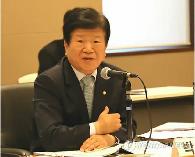 国政監査で発言する朴炳錫氏＝２６日、東京（聯合ニュース）