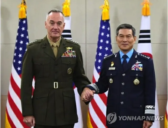 韓米軍事委員会を前に握手を交わす鄭景斗・合同参謀本部議長（右）とダンフォード統合参謀本部議長＝２７日、ソウル（聯合ニュース）