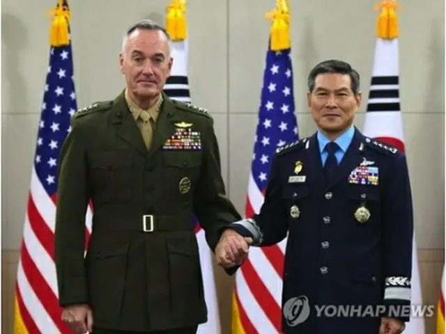 韓米軍事委員会を前に握手を交わす鄭景斗・合同参謀本部議長（右）とダンフォード統合参謀本部議長＝２７日、ソウル（聯合ニュース）