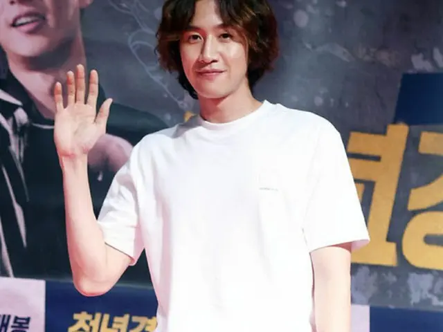 韓国俳優イ・グァンス（32）が“ソンソンカップル”の結婚式で手紙を朗読する。
