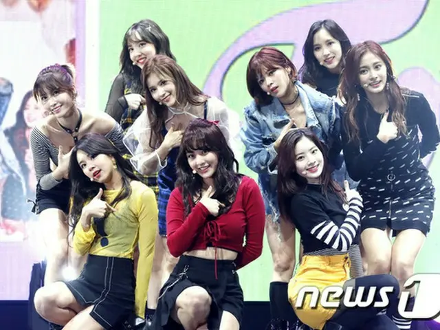 韓国ガールズグループ「TWICE」がカムバックし、「デビュー2年で初のフルアルバム発売、うれしい」と述べた。