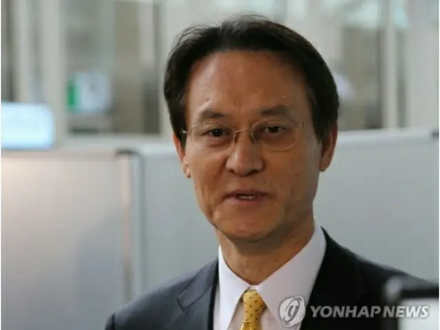 羽田空港で記者団の質問に答える李氏＝３１日、東京（聯合ニュース）