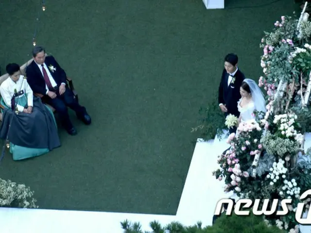 韓国俳優ソン・ジュンギと女優ソン・ヘギョの結婚式場があるソウル・新羅ホテル迎賓館上空には式場内部を見るためにカメラを装着したドローンが出現した。（提供:news1）