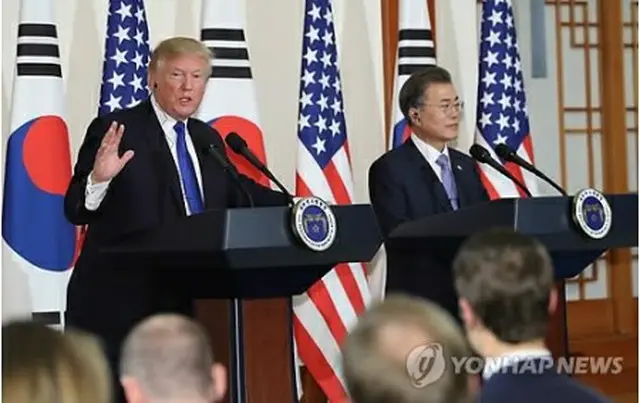 会見するトランプ氏（左）＝７日、ソウル（聯合ニュース）