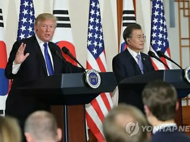 会見するトランプ氏（左）＝７日、ソウル（聯合ニュース）