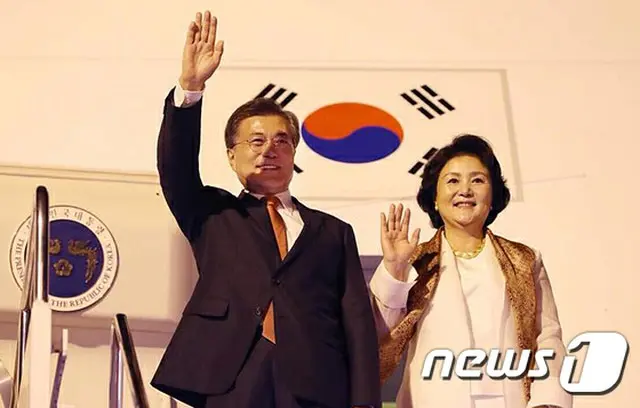 インドネシアの国賓訪問を終えた韓国の文在寅（ムン・ジェイン）大統領が10日、東南アジア3カ国歴訪の2番目の訪問地であるベトナムに到着した。