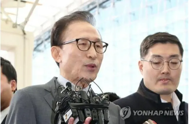 報道陣の質問に答える李元大統領＝（聯合ニュース）