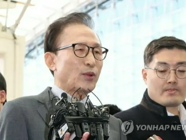 報道陣の質問に答える李元大統領＝（聯合ニュース）