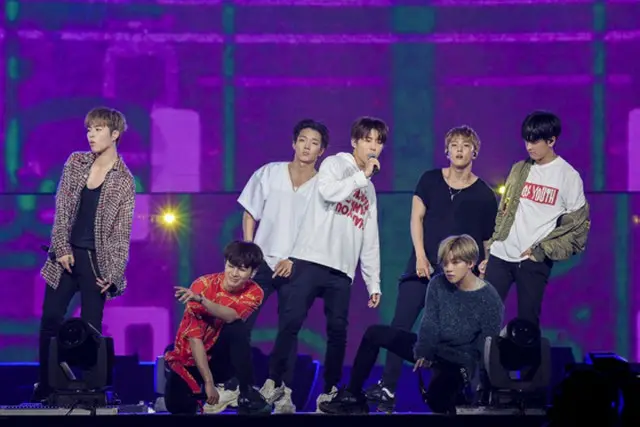 韓国アイドルグループ「iKON」が10月12日(日)に「iKON JAPAN DOME TOUR 2017」追加公演のツアーファイナルを神戸ワールド記念ホールで行った。（オフィシャル）