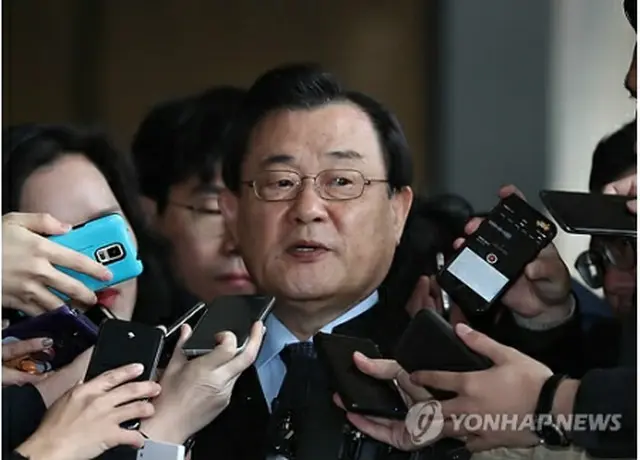 ソウル中央地検前で記者団の質問に答える李氏＝１３日、ソウル（聯合ニュース）