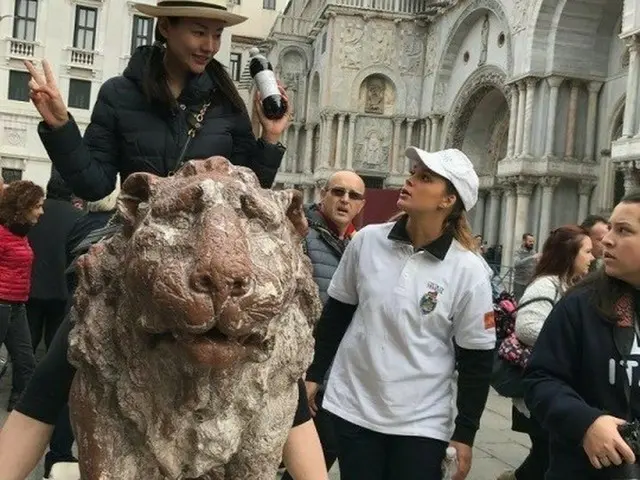 女優ソ・ユジョン、イタリアで文化財にまたがる写真掲載… 謝罪するも非難拡散（提供:news1）