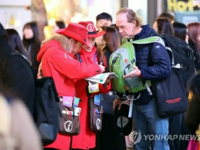 多くの外国人観光客が訪れるソウルの繁華街・明洞＝（聯合ニュース）