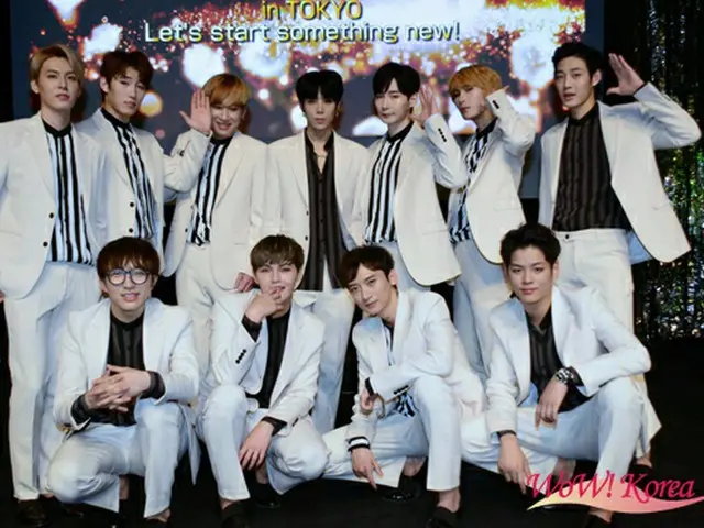 「Apeace」後列左からジュンシク、ソンホ、ゴンヒ、スンヒョク、セヒョン、ワンチョル、ジヌ、前列左からJ.D、ヨンウク、ヒョンソン、ドゥファン