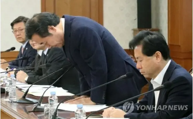 政府ソウル庁舎で開かれた国政懸案点検調整会議で、今回の疑惑について謝罪する李洛淵（イ・ナクヨン）首相＝２３日、ソウル（聯合ニュース）