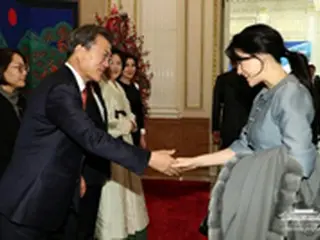 文在寅大統領と女優イ・ヨンエが握手…ウズベキスタン大統領を招く晩餐会で＝韓国