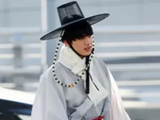 「防弾少年団」JIN、韓国伝統衣装で空港に登場＝2017 MAMA出演のため香港へ出国